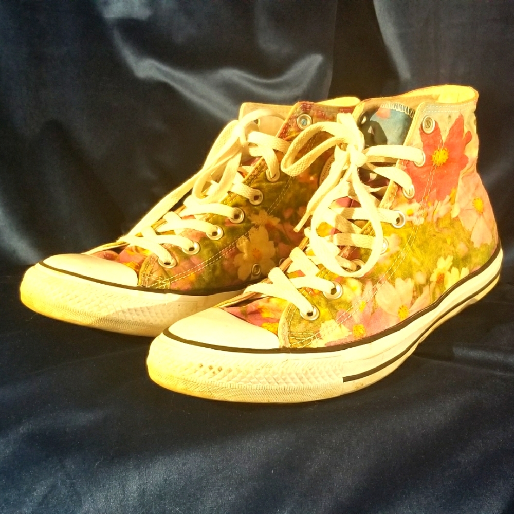Converse Chuck Taylor's Size 10 W, 8Mens - wildflowers
